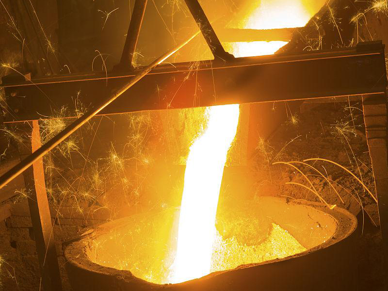 中頻熔煉爐化鐵水時(shí)，應(yīng)該穿戴哪些個(gè)人防護(hù)裝備？